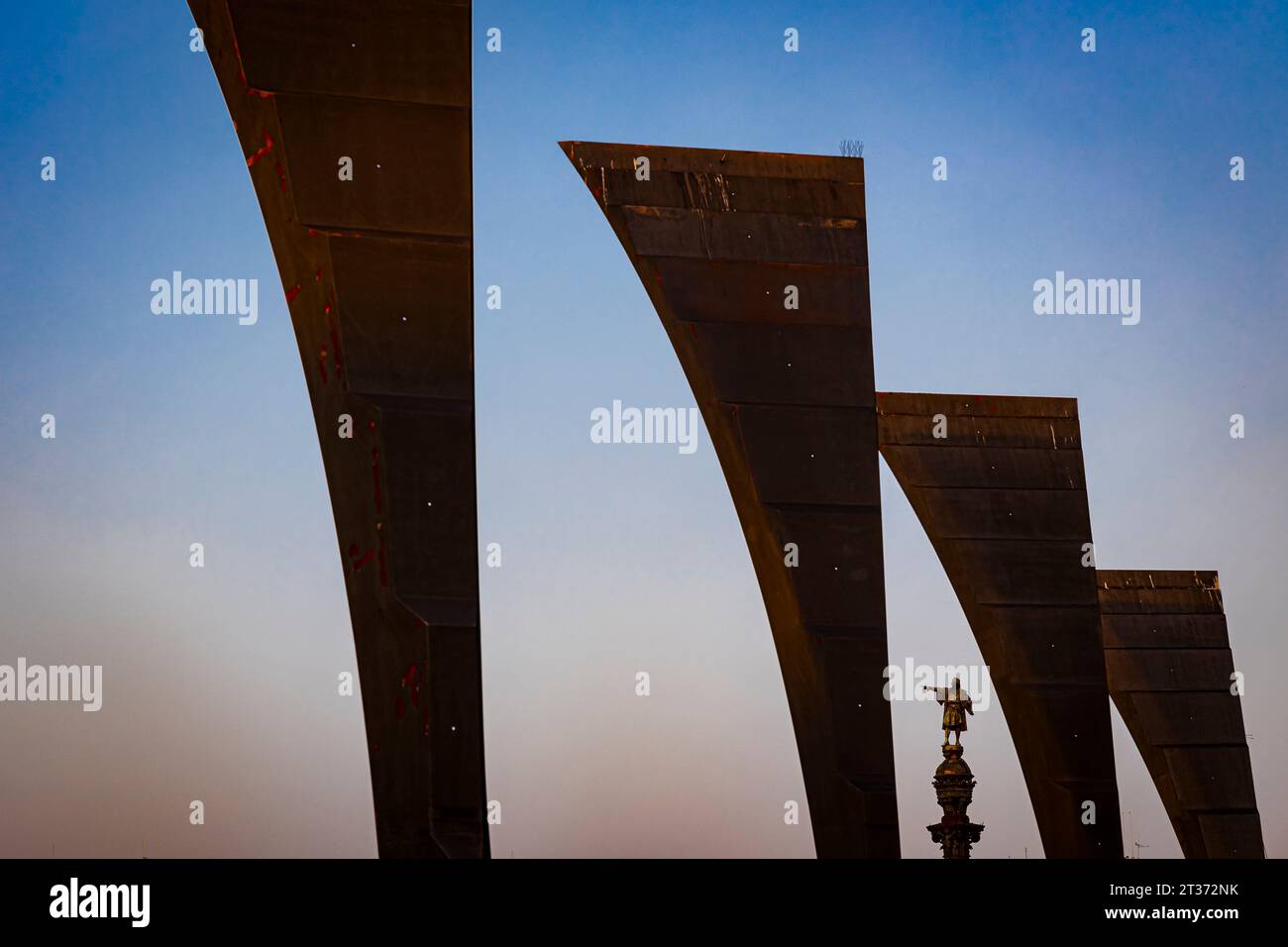 Barcelone, le 6 octobre 2023. Le monument Colomb situé sur la place Portal de la Paz à Barcelone © ABEL F. ROS/Alamy Banque D'Images
