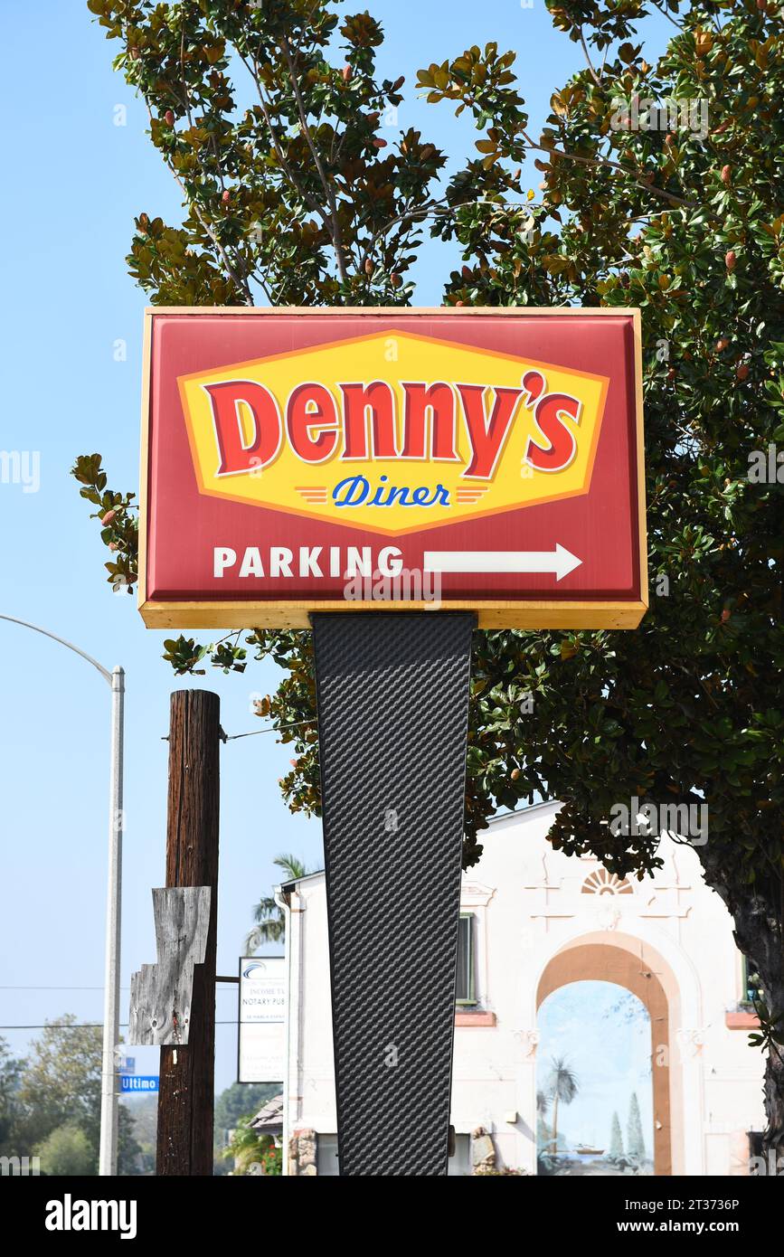 LONG BEACH, CALIFORNIE - 18 octobre 2023 : panneau de stationnement Retro Dennys Diner au restaurant sur Pacific Coast Highway, PCH. Banque D'Images