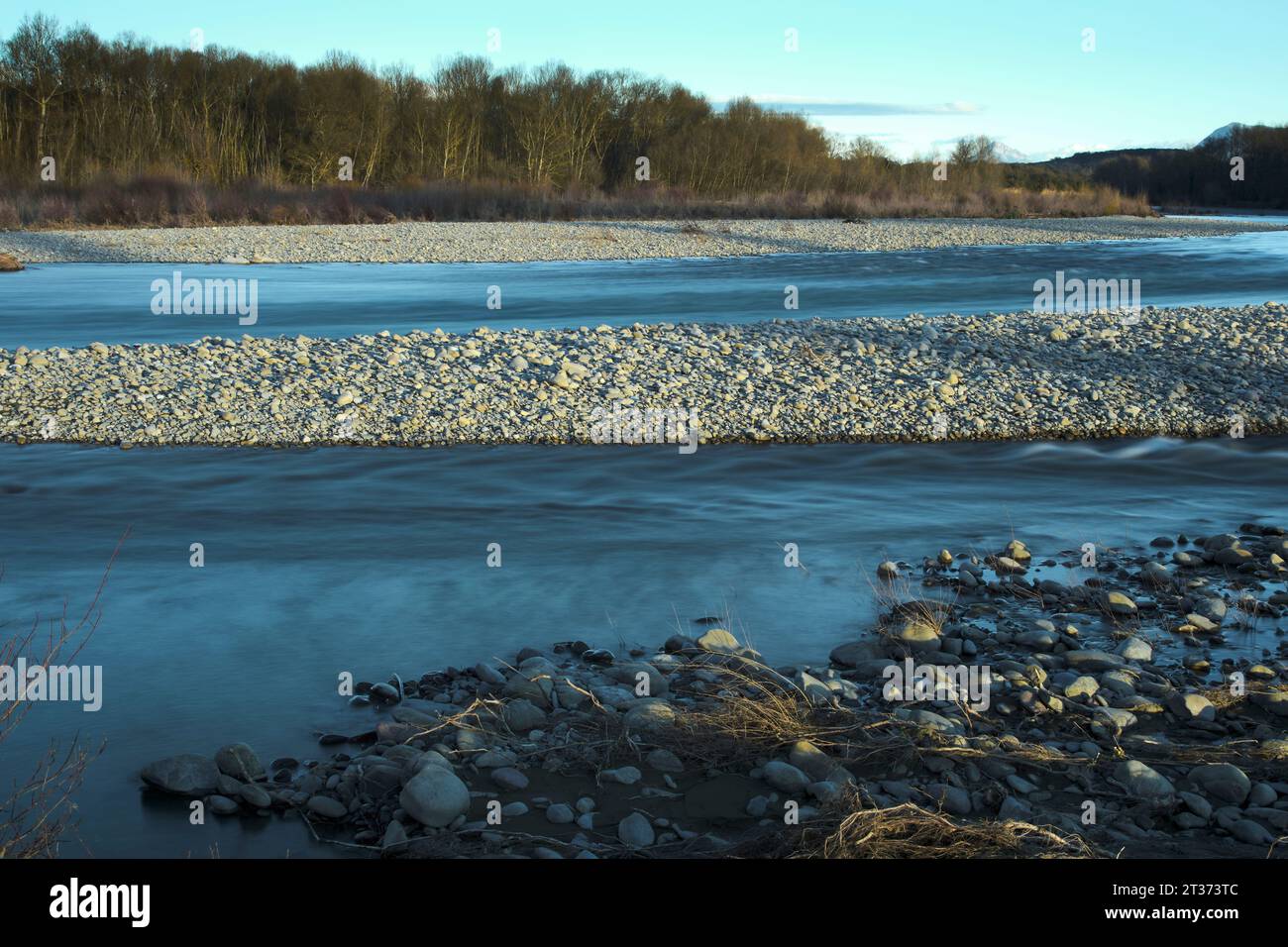 Rive de rivière avec des rochers. Banque D'Images