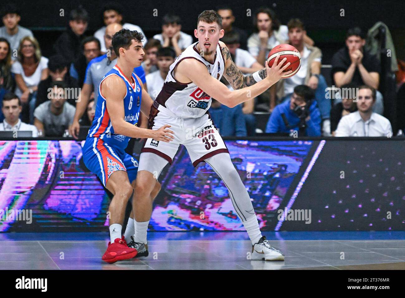 Trévise, Italie. 22 octobre 2023. Kyle Walter ( Reyer Venezia ) contrarié par Alessandro Zanelli ( Nutribullet Treviso basket ) lors du Nutribullet Treviso basket vs Umana Reyer Venezia, Italian Basketball Serie A match à Trévise, Italie, octobre 22 2023 crédit : Agence photo indépendante/Alamy Live News Banque D'Images