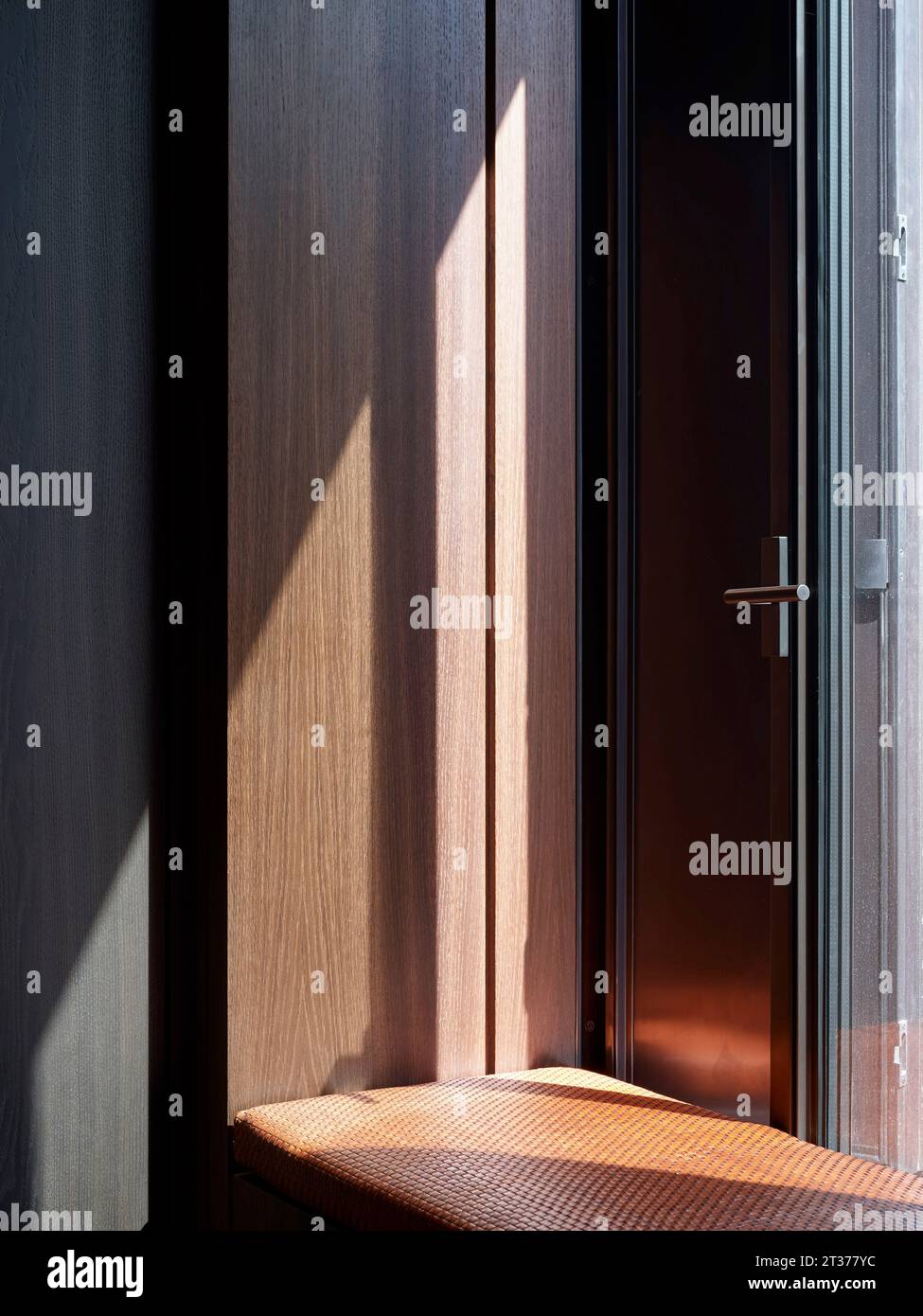 Siège de fenêtre et menuiserie. Mount Row Apartments, Londres, Royaume-Uni. Architecte : Studio Mackereth, 2023. Banque D'Images