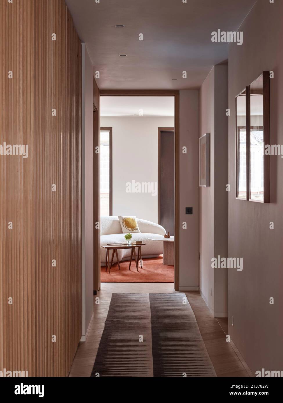 Couloir d'entrée. Mount Row Apartments, Londres, Royaume-Uni. Architecte : Studio Mackereth, 2023. Banque D'Images