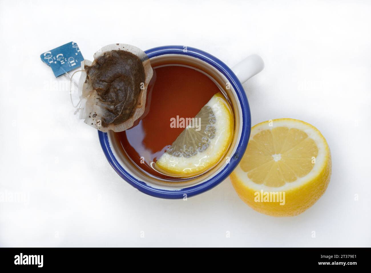 Thé noir en tasse avec tranche de citron et sachet d'infusion Banque D'Images