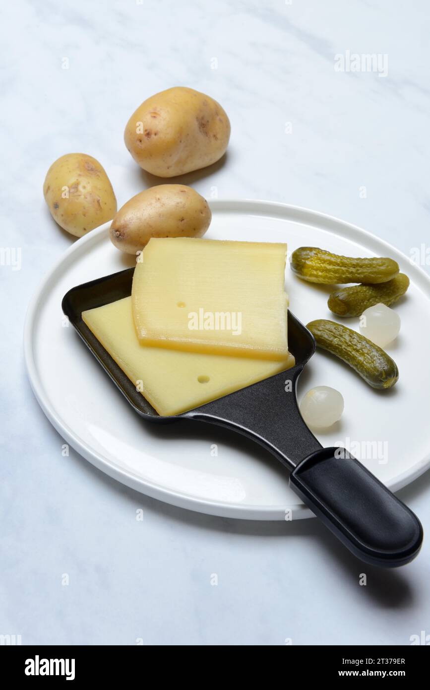 Raclette, tranches de fromage dans des poêles à raclette, Suisse Banque D'Images