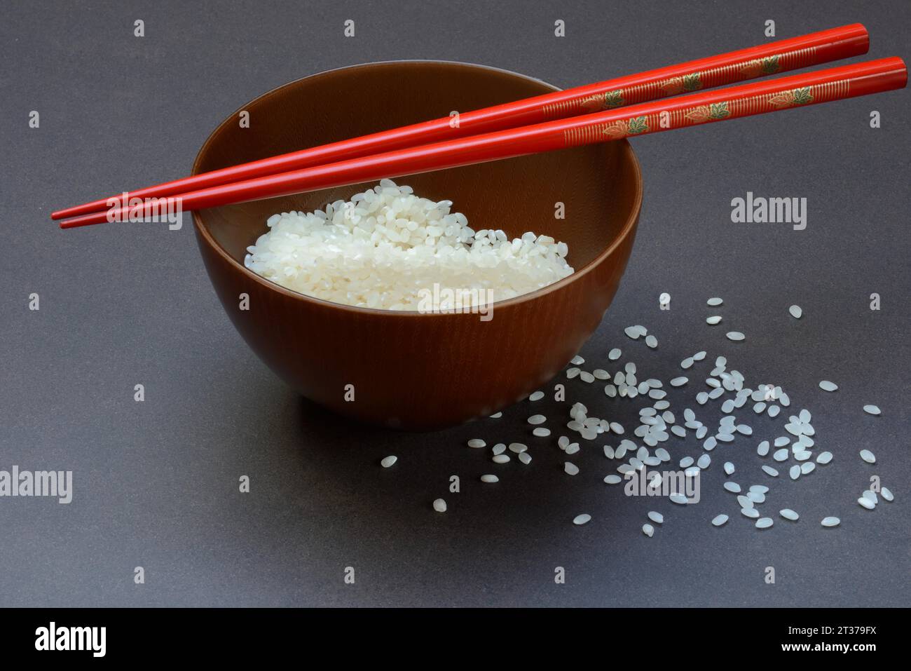 Riz, riz blanc dans un bol avec des baguettes, non cuit Banque D'Images