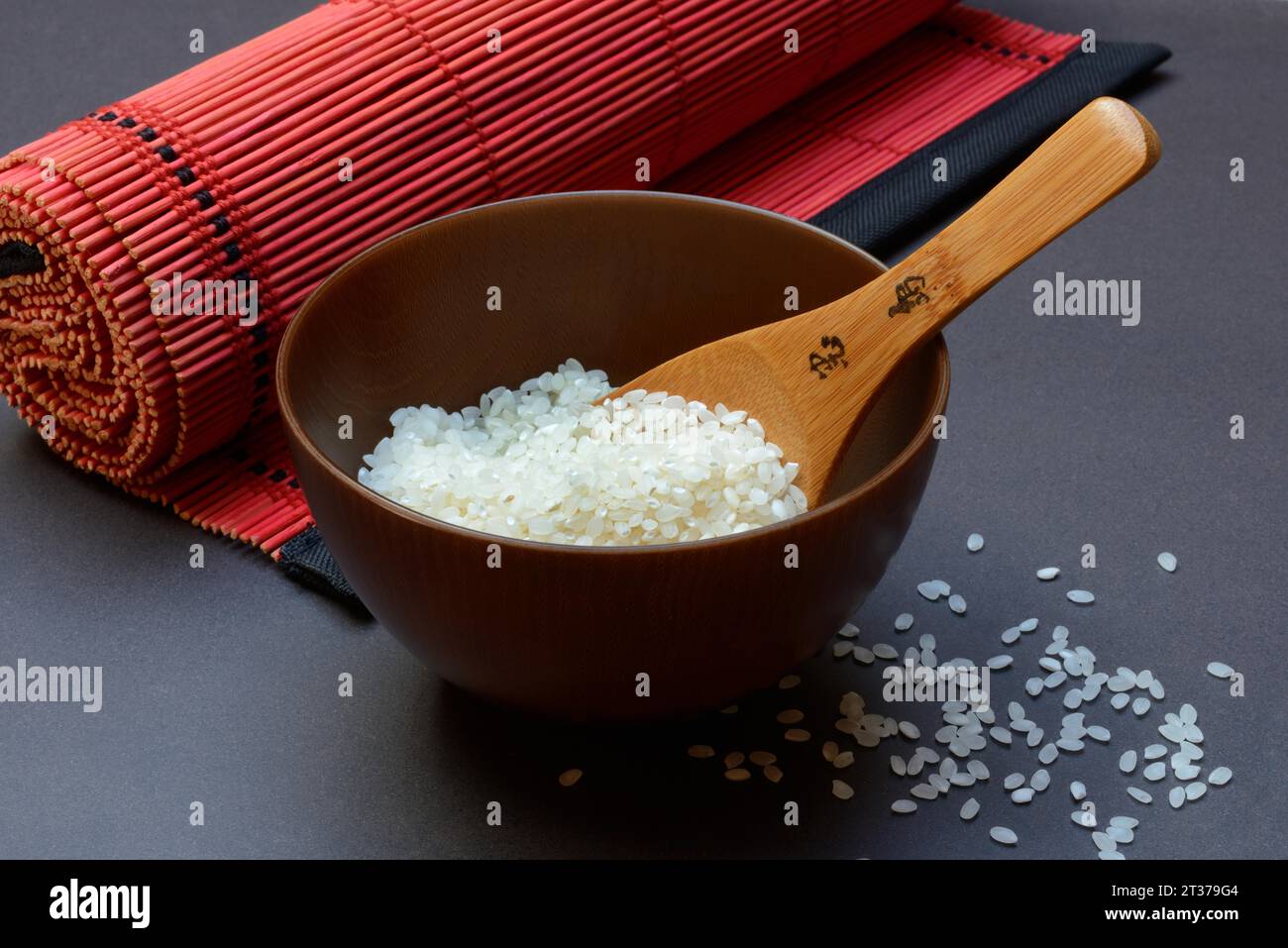 Riz, riz blanc dans un bol avec louche en bois Banque D'Images