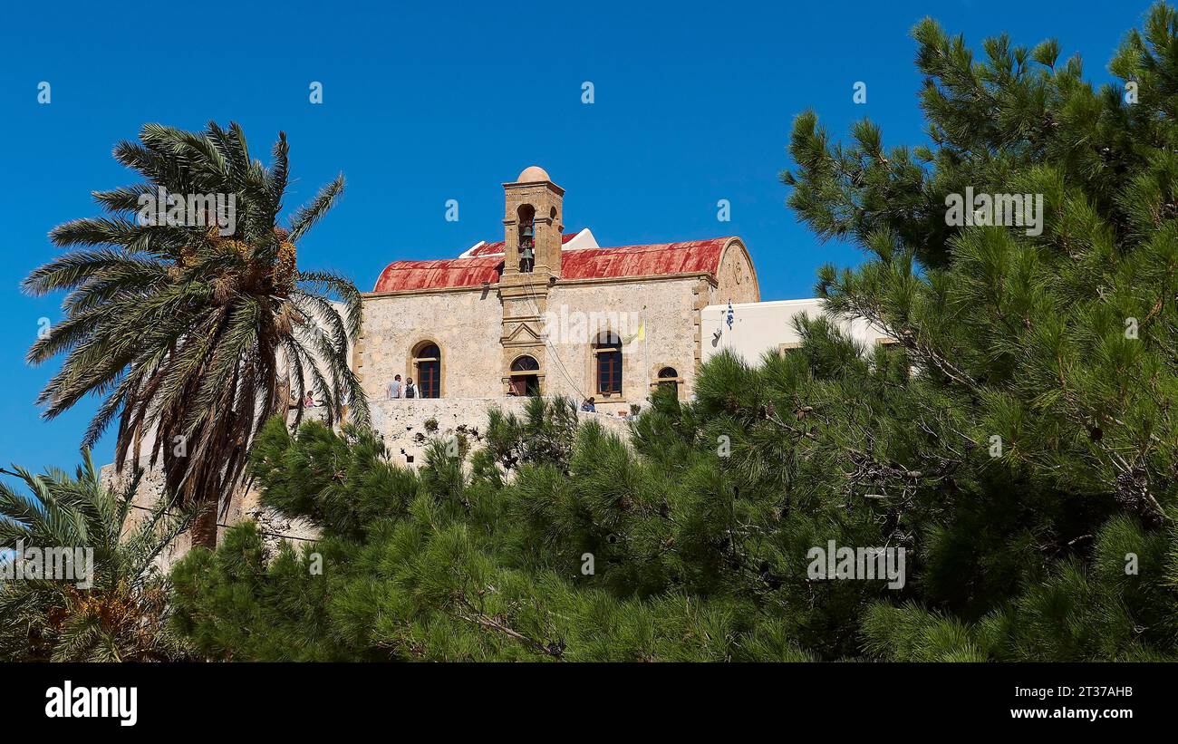 Église, toit rouge, fermer, palmier, arbre, ciel bleu, Chrissoskalitissa, monastère rocheux, monastère orthodoxe, pointe sud-ouest, province de la Canée, Crète Banque D'Images