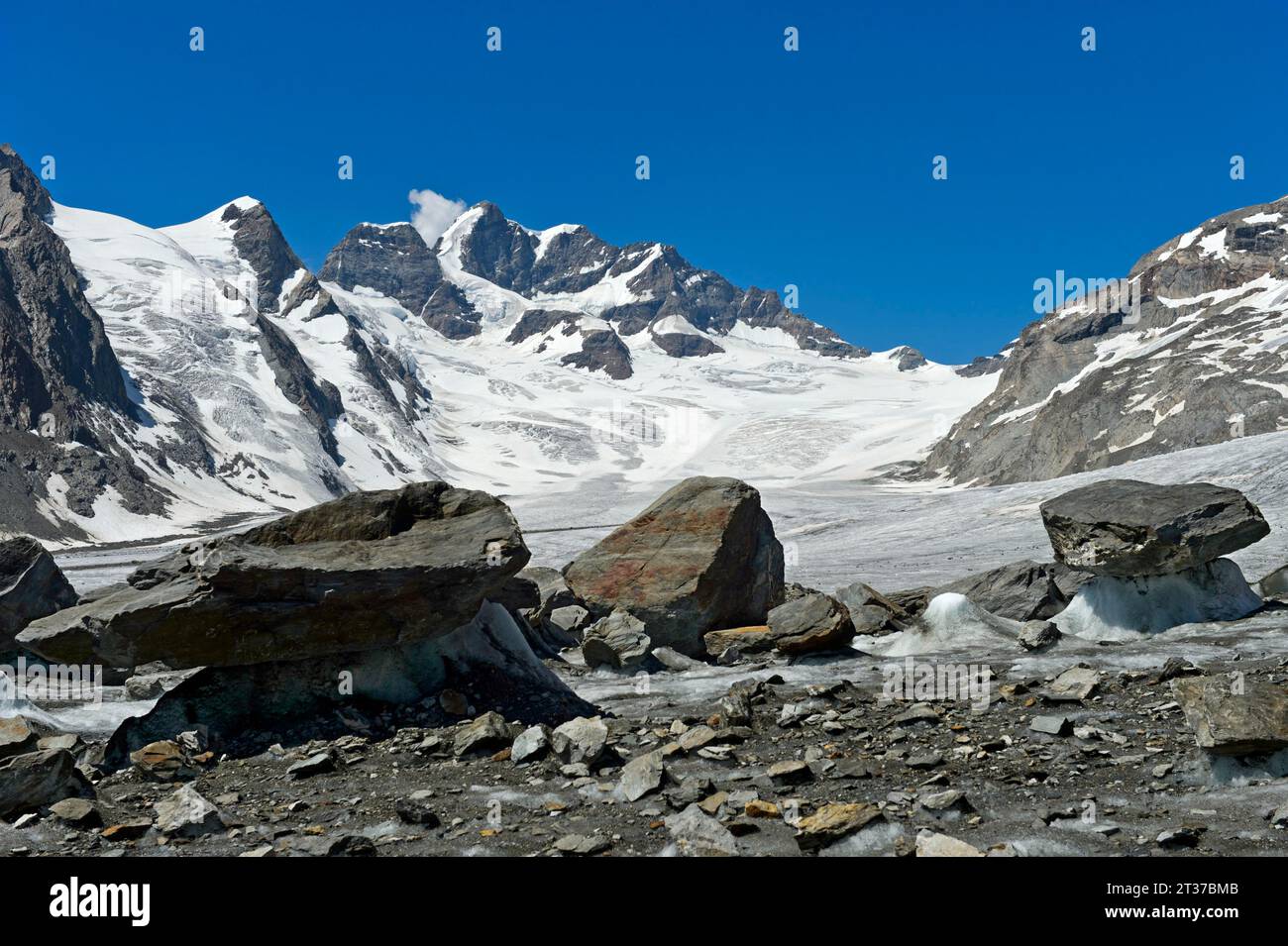 Vue depuis la Konkordiaplatz glaciaire sur le glacier Jungfraufirn jusqu'au sommet de la Jungfrau, région d'Aletsch, Grindelwald, Oberland bernois, Suisse Banque D'Images