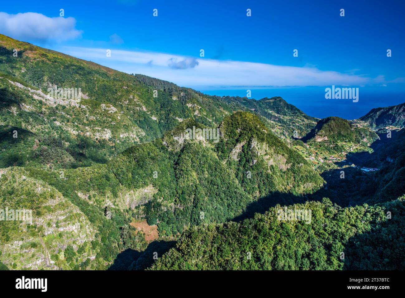 Vue sur la chaîne de montagnes depuis le point de vue, Ribeiro Frio, l'île de Madère, Portugal Banque D'Images