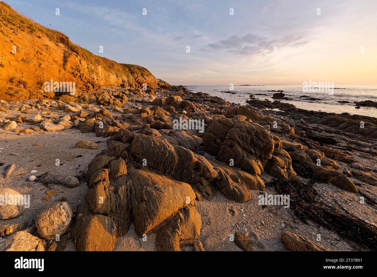 Plage rocheuse sur la côte atlantique près de Kervert sur la péninsule de Rhuys en Bretagne. Kervert, Sarzeau, Morbihan, France Banque D'Images