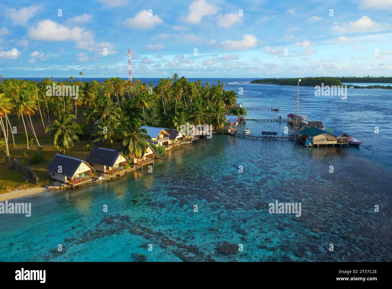 Vue aérienne, village de Tetamanu, à South Pass, South Channel, site de plongée spectaculaire, île de Tetamanu, atoll de Fakarava, archipel des Tuamotu, Tahiti Banque D'Images