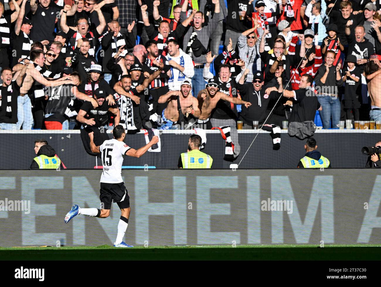 Célébration du but Ellyes Skhiri Eintracht Frankfurt SGE (15) devant les supporters acclamés, PreZero Arena, Sinsheim, Baden-Wuerttemberg, Allemagne Banque D'Images