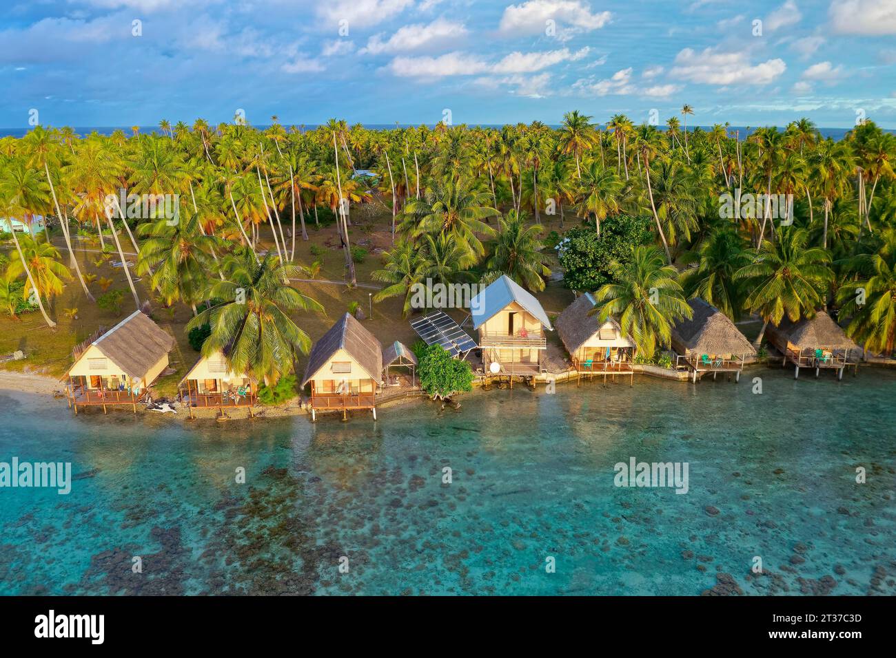 Vue aérienne, village de Tetamanu, à South Pass, South Channel, site de plongée spectaculaire, île de Tetamanu, atoll de Fakarava, archipel des Tuamotu, Tahiti Banque D'Images