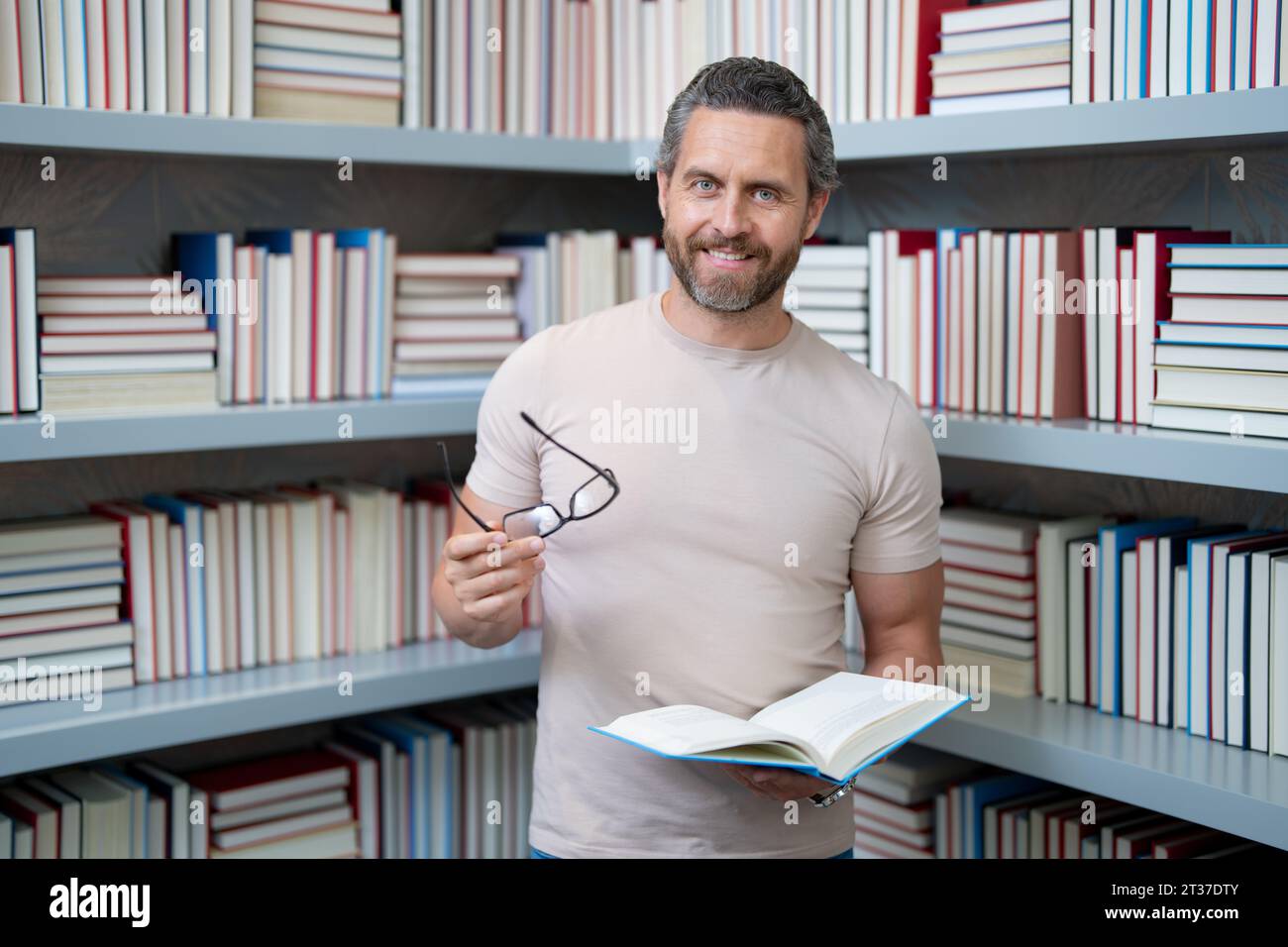 Enseignant en classe. Connaissance et éducation avec un beau professeur. Professeur avec livre en classe. Homme en cours. Enseignants de l'université Banque D'Images