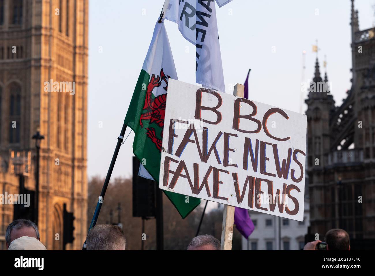 Affiche de fausses nouvelles de la BBC lors d'une manifestation contre l'incapacité du gouvernement britannique à quitter l'Union européenne malgré le vote référendaire Banque D'Images