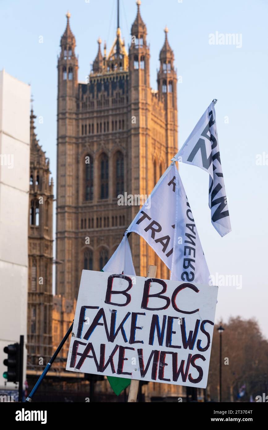 Affiche de fausses nouvelles de la BBC lors d'une manifestation contre l'incapacité du gouvernement britannique à quitter l'Union européenne malgré le vote référendaire Banque D'Images
