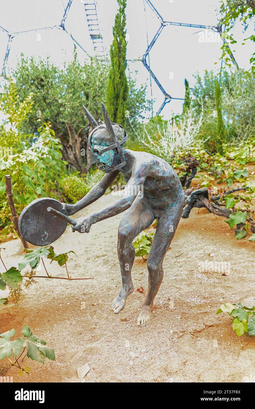 Les rites de Dionysos sculptures à l'intérieur du biome méditerranéen à l'Eden Project, près de St Austell, Cornouailles, Angleterre, Royaume-Uni Banque D'Images