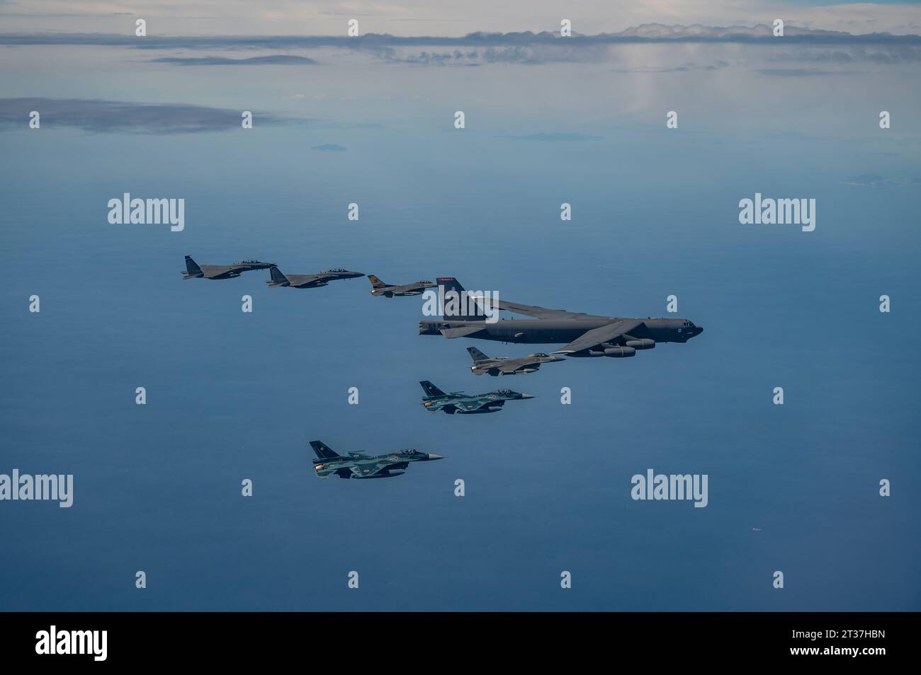 Mer de l'est, Corée du Sud. 22 octobre 2023. Un bombardier lourd B-52H Stratofortress de l'US Air Force est escorté par un avion de chasse américain F-16 Fighting Falcon aux côtés de chasseurs F-15k sud-coréens et d'avions de chasse japonais F-2 lors d'un exercice trilatéral, le 22 octobre 2023 au-dessus de la péninsule coréenne. Crédit : SRA Karrla Parra/U.S. Air Force photo/Alamy Live News Banque D'Images