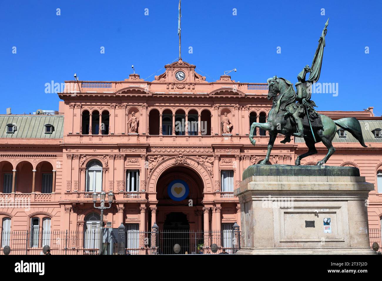 La Casa Rosada, le palais présidentiel argentin avec le monument du général Manuel Belgrano en premier plan.Buenos Aires.Argentina Banque D'Images