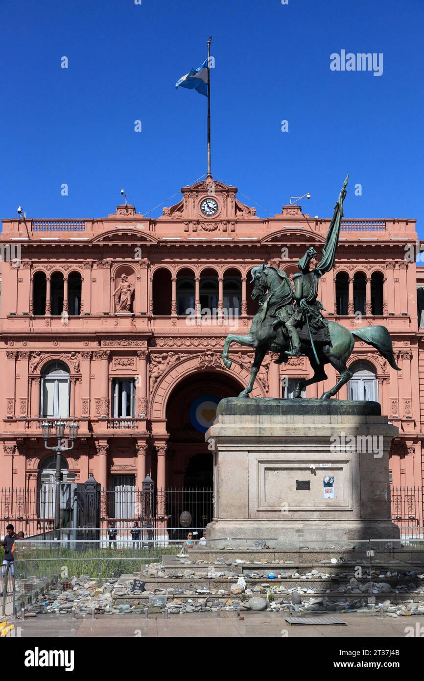 La Casa Rosada, le palais présidentiel argentin avec le monument du général Manuel Belgrano en premier plan.Buenos Aires.Argentina Banque D'Images