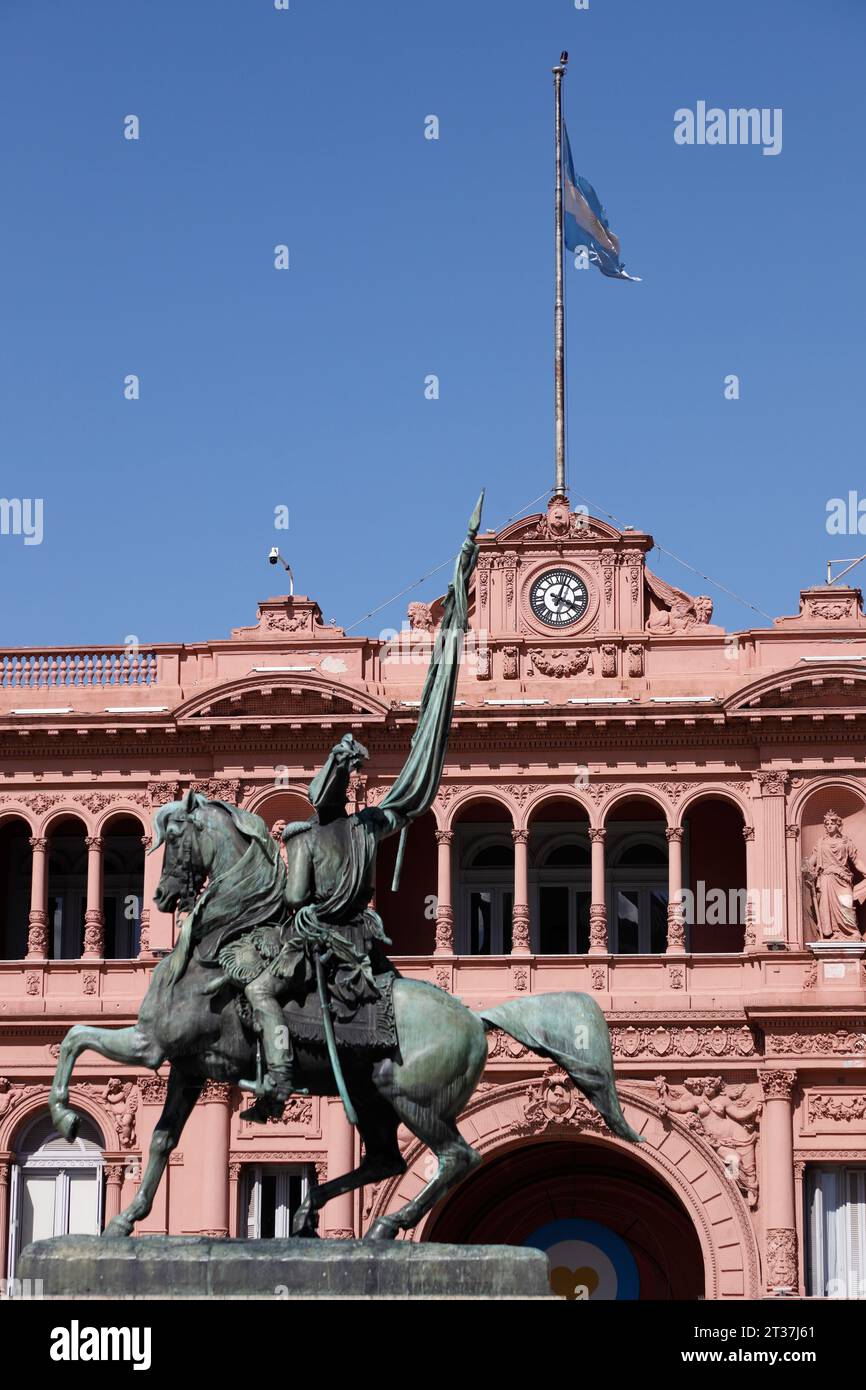 La Casa Rosada, le palais présidentiel argentin avec le monument du général Manuel Belgrano en premier plan.Buenos Aires.Argentina Banque D'Images