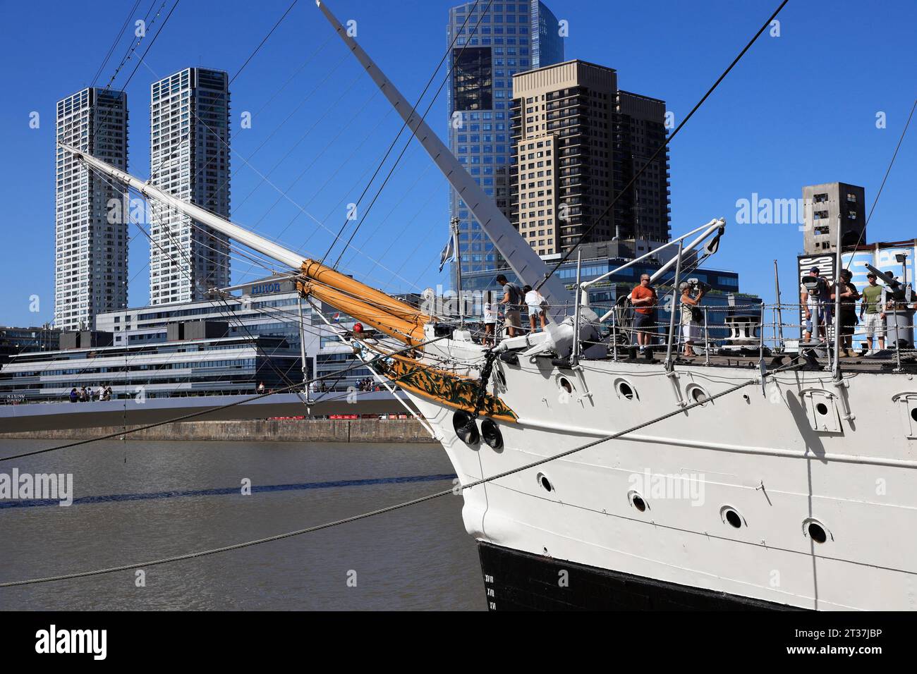 Le navire-musée Fragata ARA Presidente Sarmiento au quai 3. Puerto Madero avec le quartier de vie moderne et le quartier commercial autour des vieux docks de Buenos Aires.Buenos Aires.Argentina Banque D'Images