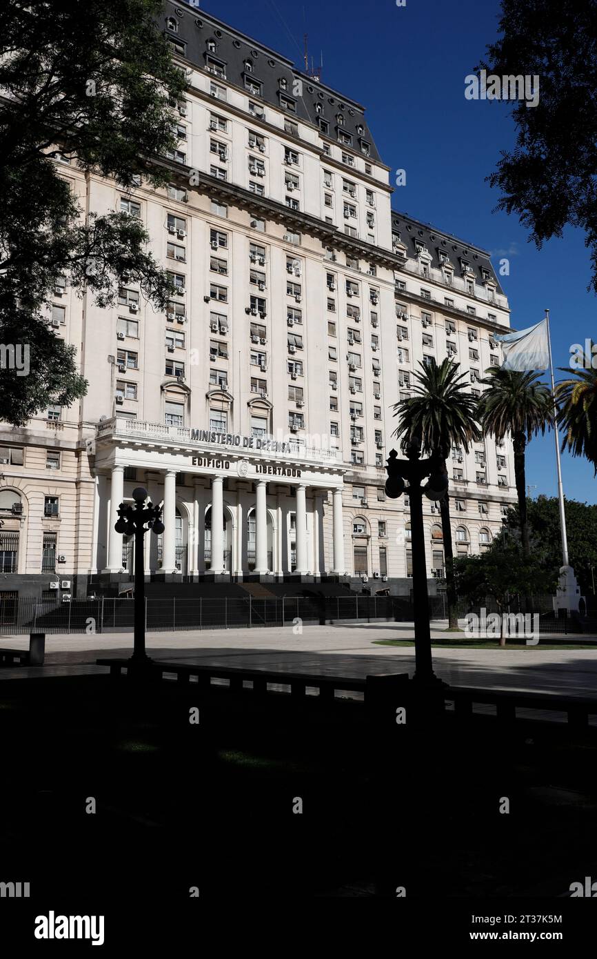Le bâtiment Libertador (Edificio Libertador) abritant le ministère de la Défense de l'Argentine sur la Plaza de las Armas Argentine Army.Buenos Aires, Argentine Banque D'Images