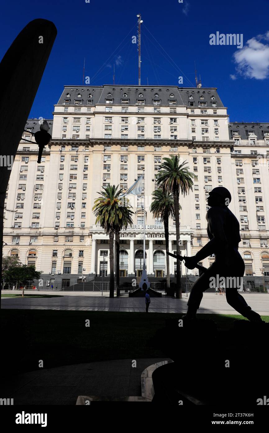 Le bâtiment Libertador (Edificio Libertador) abritant le ministère de la Défense de l'Argentine sur la Plaza de las Armas Argentine Army.Buenos Aires, Argentine Banque D'Images