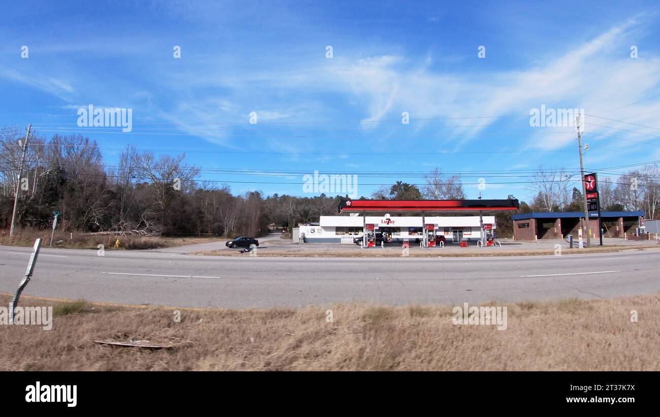 Augusta, GA États-Unis - 01 19 22 : POV driving Street PAN urbain dépanneur Banque D'Images
