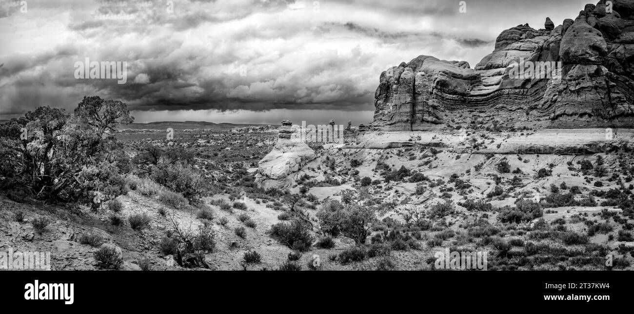 Formation rocheuse avec tempête entrante, parc national des Arches, Utah, États-Unis Banque D'Images
