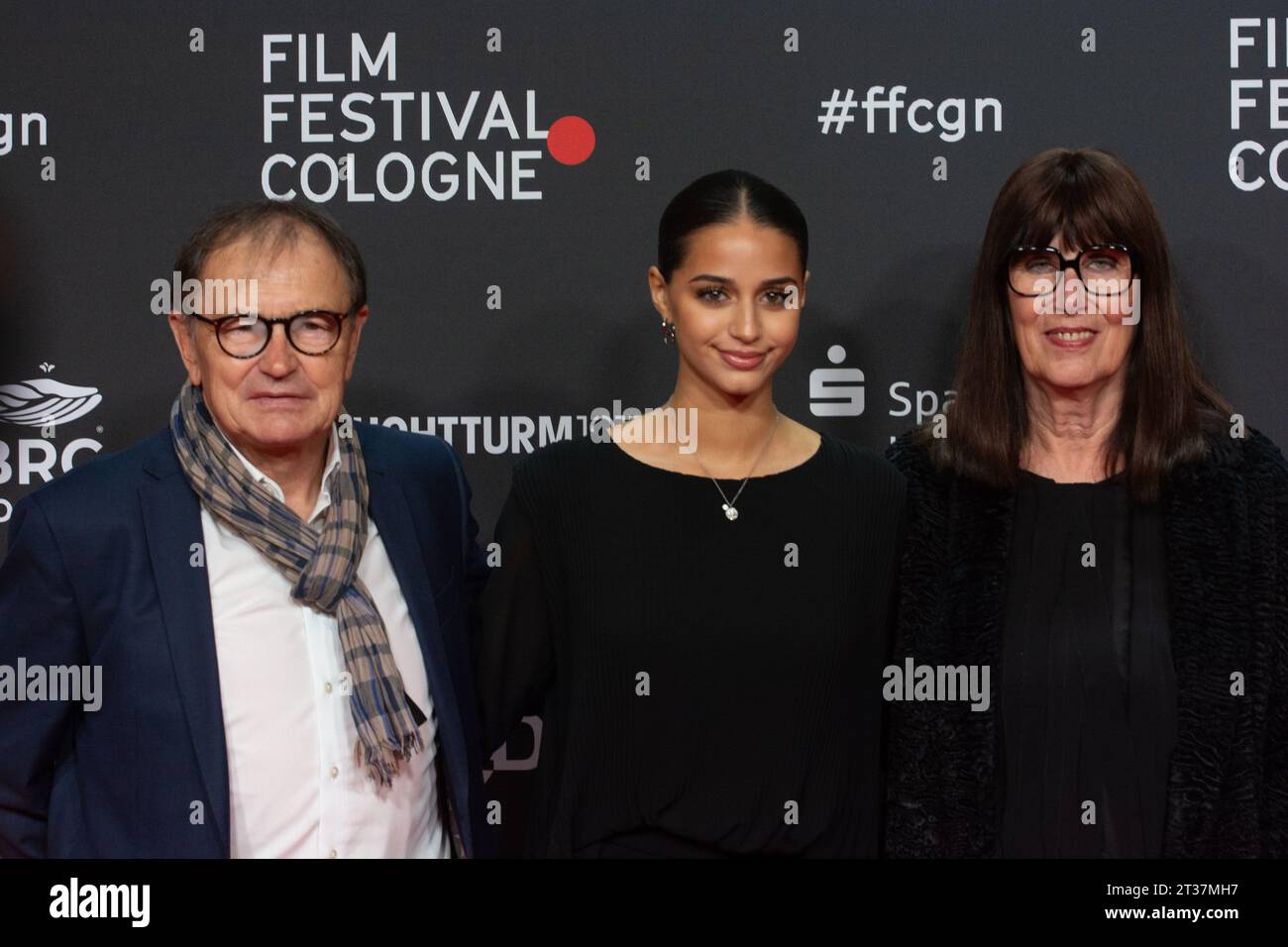 Cologne, Allemagne. 23 octobre 2023. Ewald Lienen, un ancien entraîneur de football allemand avec sa femme Rosa Lienen et sa fille Sara Lienen assistent au photocall du film ''Ewald Lienn'' au film Palast à cologne, Allemagne le 23,2023 octobre pendant le festival international du film de cologne. (Photo de Ying Tang/NurPhoto)0 crédit : NurPhoto SRL/Alamy Live News Banque D'Images