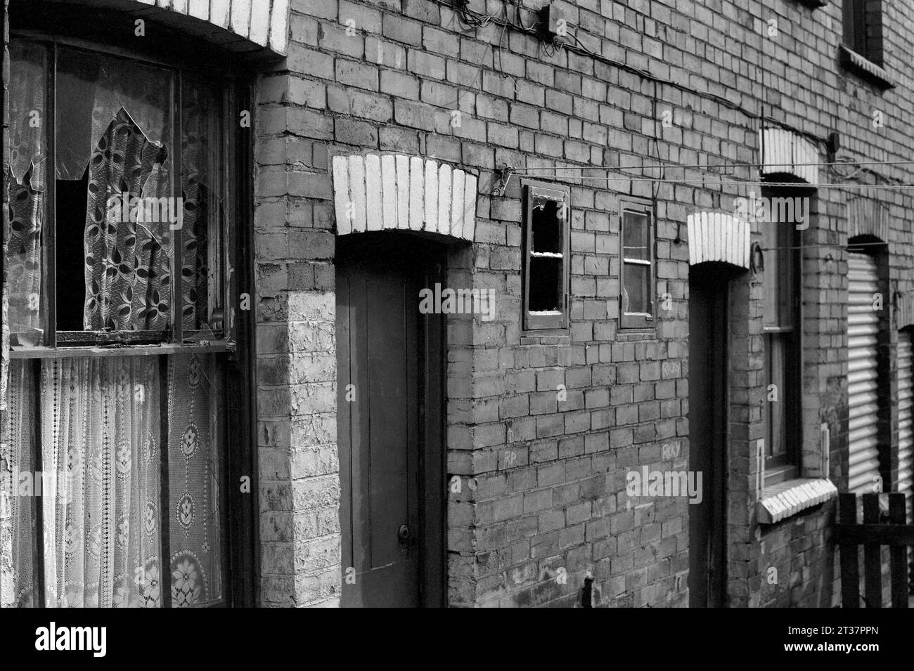Fenêtre en verre cassée à l'arrière d'une maison mitoyenne victorienne en attente de démolition pendant le nettoyage des bidonvilles de St ann's, Nottingham. 1969-1972 Banque D'Images