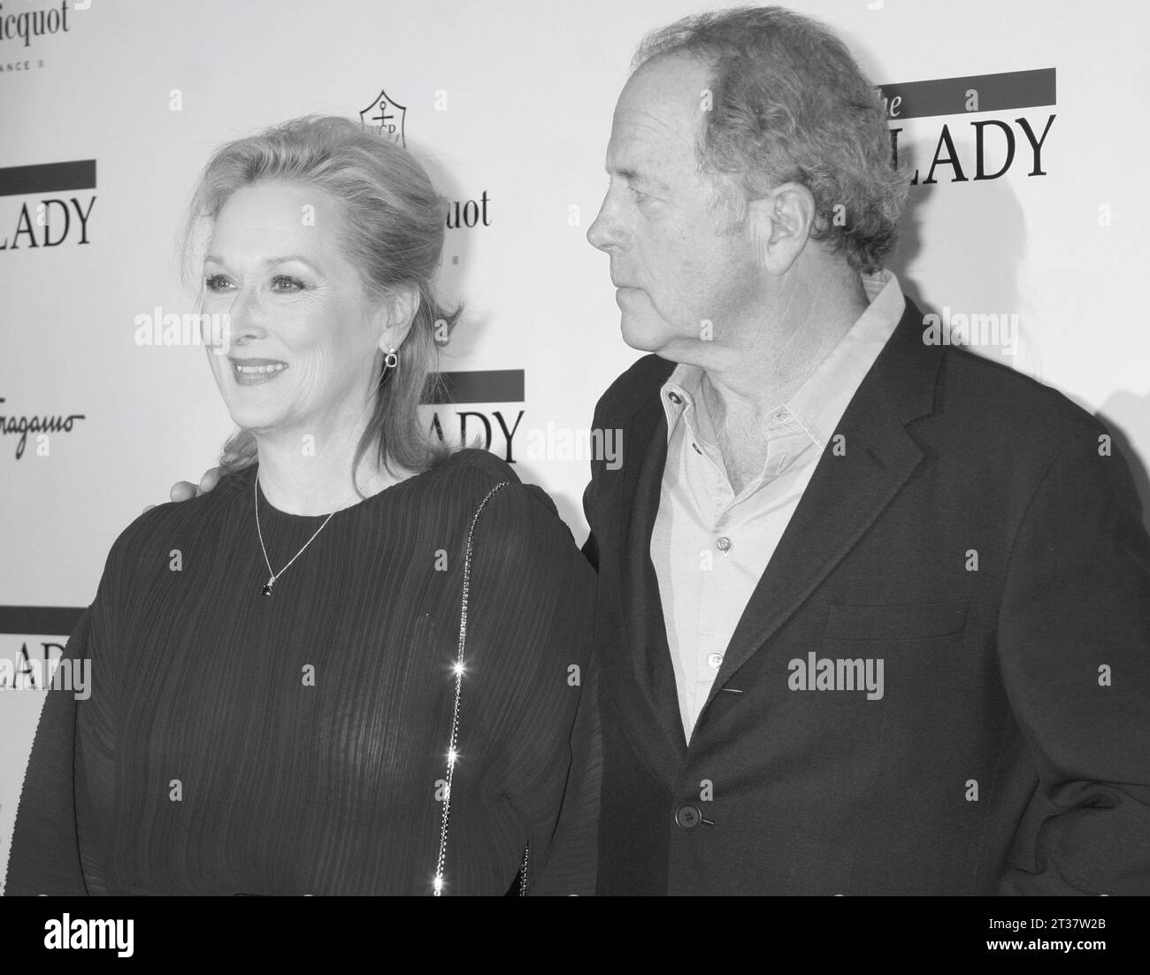 Meryl Streep et son mari Don Gummer assistent à la première de The Iron Lady de la Weinstein Company au Ziegfeld Theater à New York le 13 décembre 2011. Crédit photo : Henry McGee/MediaPunch Banque D'Images