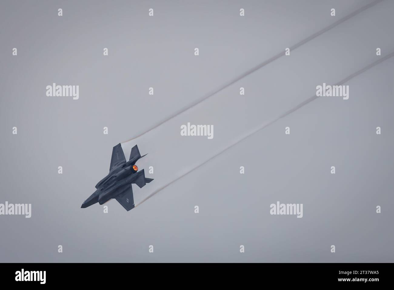 Miramar, Californie, États-Unis - 22 septembre 2023 : un F-35 Lightning II laisse une traînée de vapeur dans une plongée raide à l'America's Airshow 2023. Banque D'Images