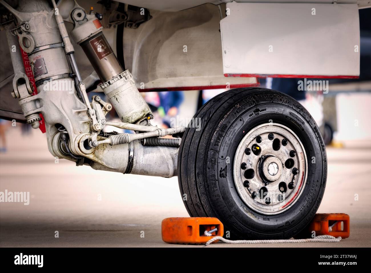 Miramar, Californie, États-Unis - 24 septembre 2023 : le train d'atterrissage d'un F-18 Hornet à l'America's Airshow 2023. Banque D'Images