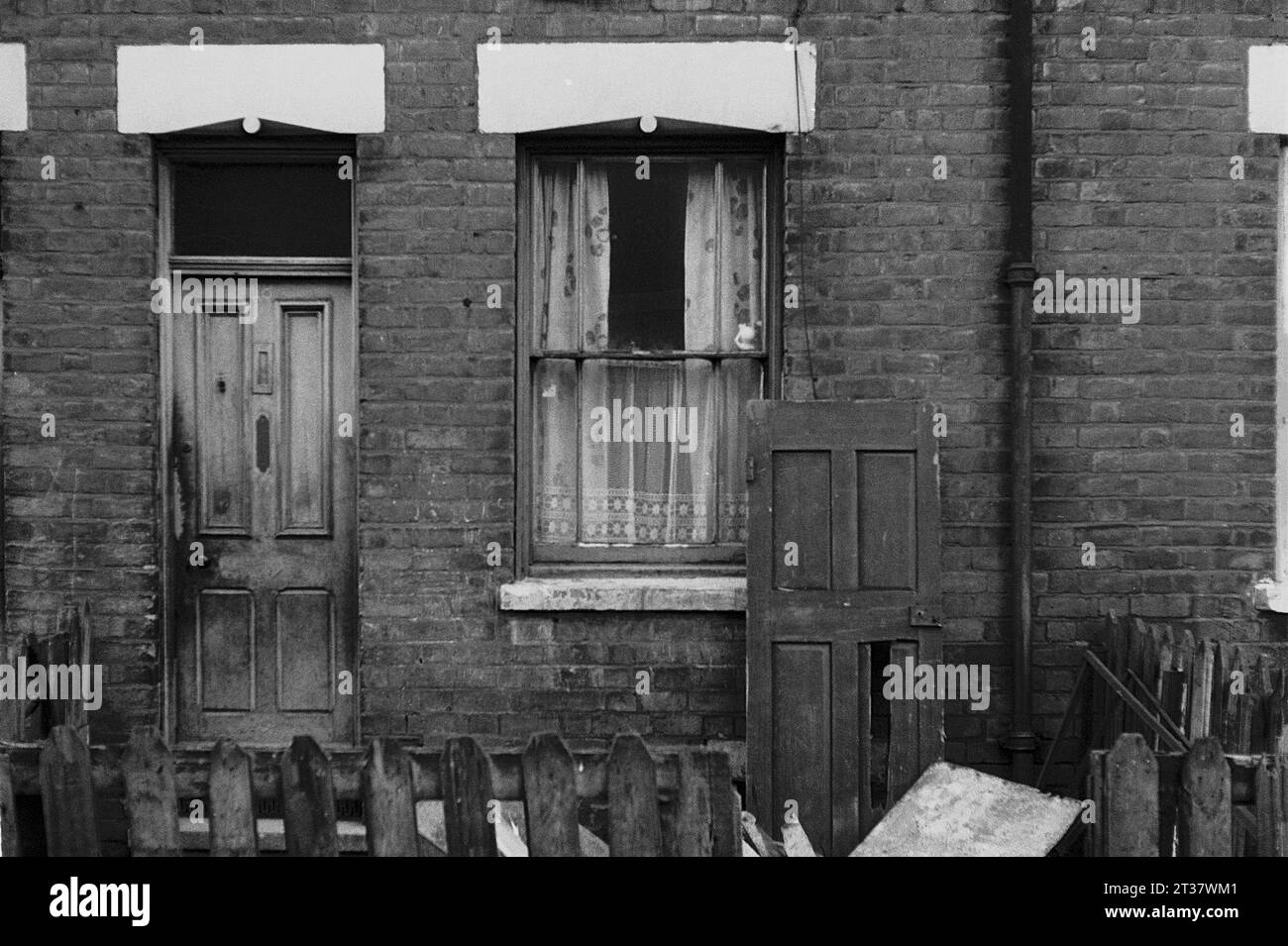 Une maison est toujours habitée parmi une rangée de maisons mitoyennes victoriennes en attente de démolition pendant le nettoyage des bidonvilles de St ann's, Nottingham. 1969-72 Banque D'Images