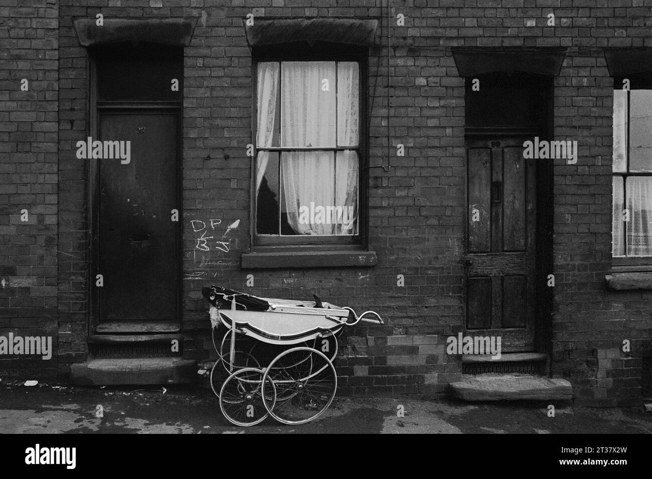 97 Pym Street avec une poussette Silver Cross garée devant la porte d'entrée pendant le déminage et la démolition de St ann's, Nottingham. 1969-1972 Banque D'Images