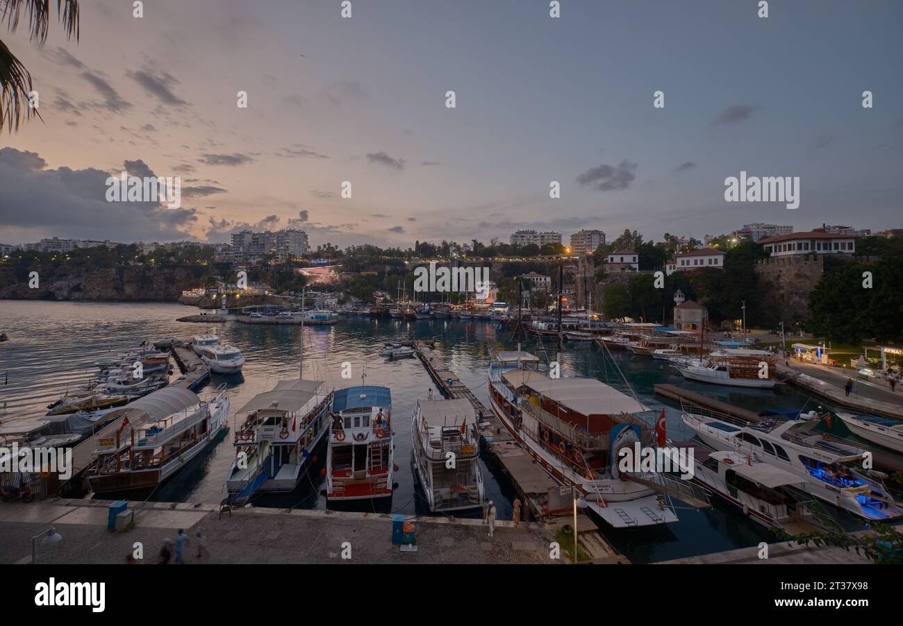 La vieille ville Marina au pied de la vieille ville de Kaleici à Antalya, Turquie. C'était le premier port d'Antalya. il est toujours actif avec les bateaux de pêche Banque D'Images