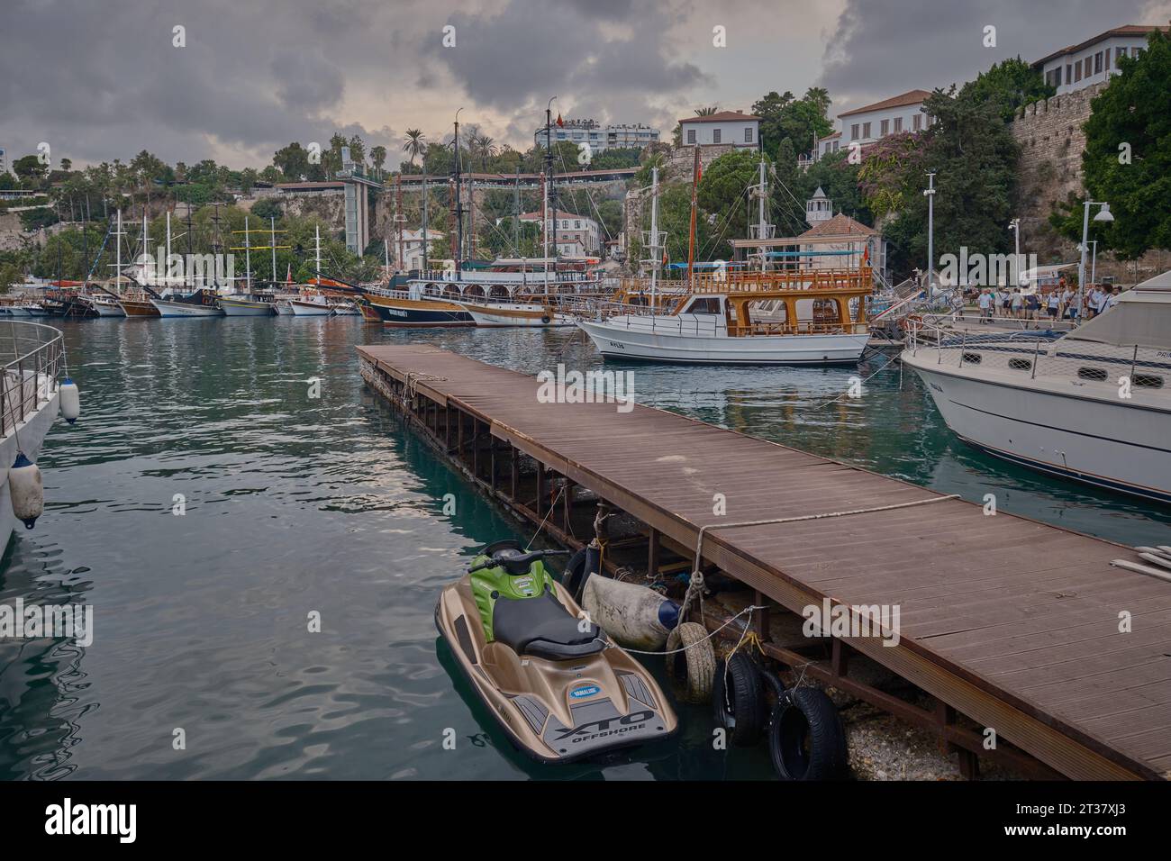 La vieille ville Marina au pied de la vieille ville de Kaleici à Antalya, Turquie. C'était le premier port d'Antalya. il est toujours actif avec les bateaux de pêche Banque D'Images