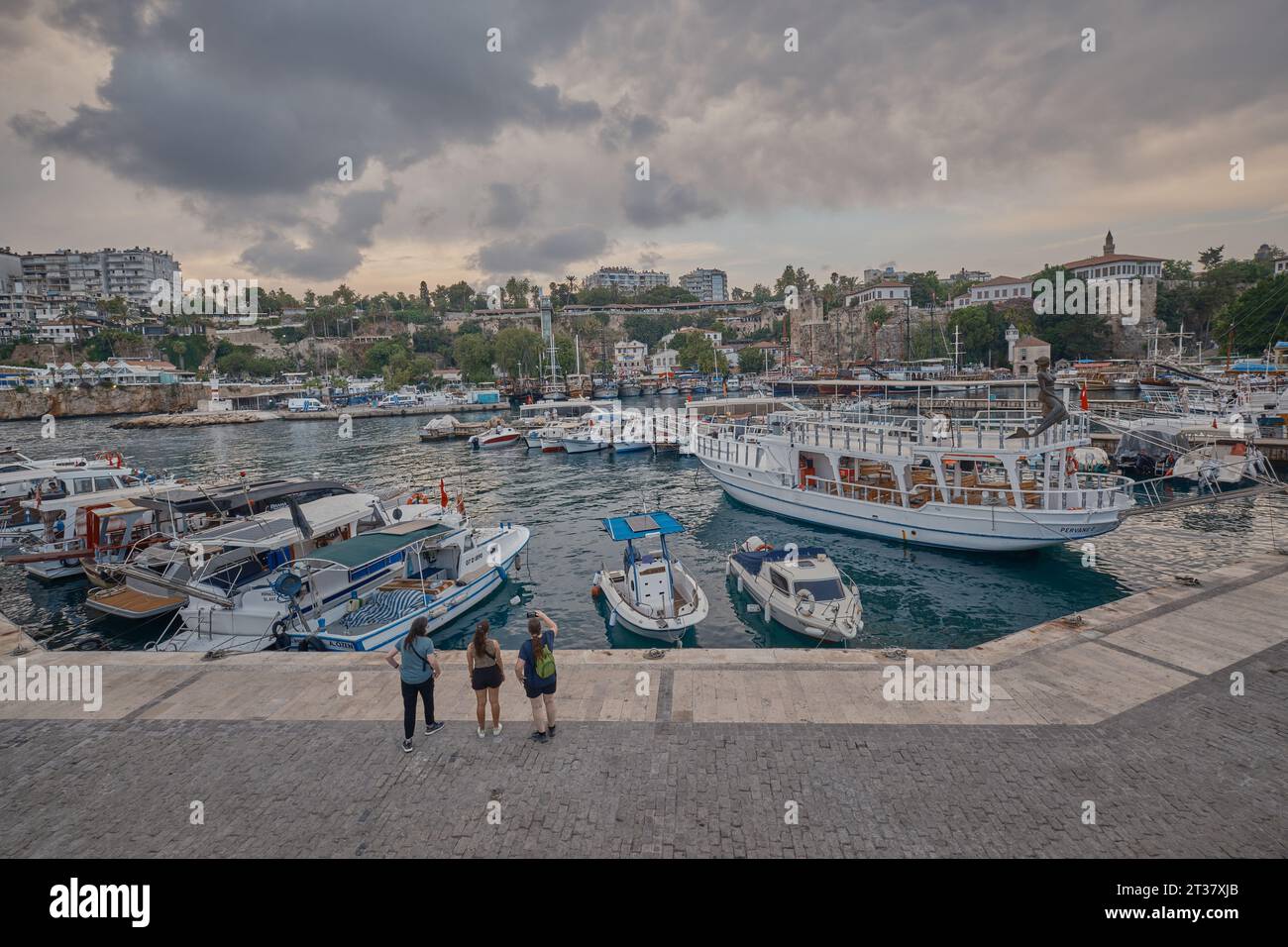 La vieille ville Marina au pied de la vieille ville de Kaleici à Antalya, Turquie. C'était le premier port d'Antalya. il est toujours actif avec les bateaux de pêche Banque D'Images