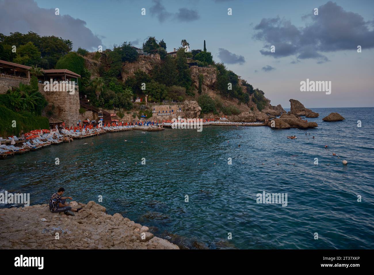 La vieille ville Marina au pied de la vieille ville de Kaleici à Antalya, Turquie. C'était le premier port d'Antalya. il contient une petite plage Banque D'Images