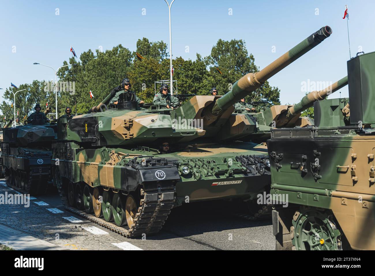 16.08.2023 Varsovie, Pologne. Le concept de puissance de l'armée. Colonne de chars de bataille militaires allemands principaux - Leopard 2 - prenant part à la parade militaire. Photo de haute qualité Banque D'Images