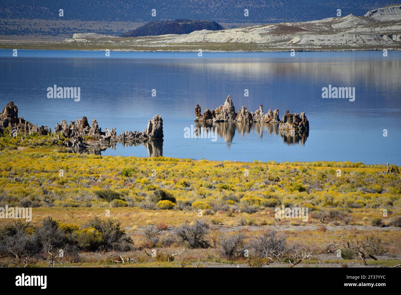 Une belle vue panoramique d'automne grand format de tuf, montagne, et reflets de ciel à Mono Lake, Californie. Banque D'Images