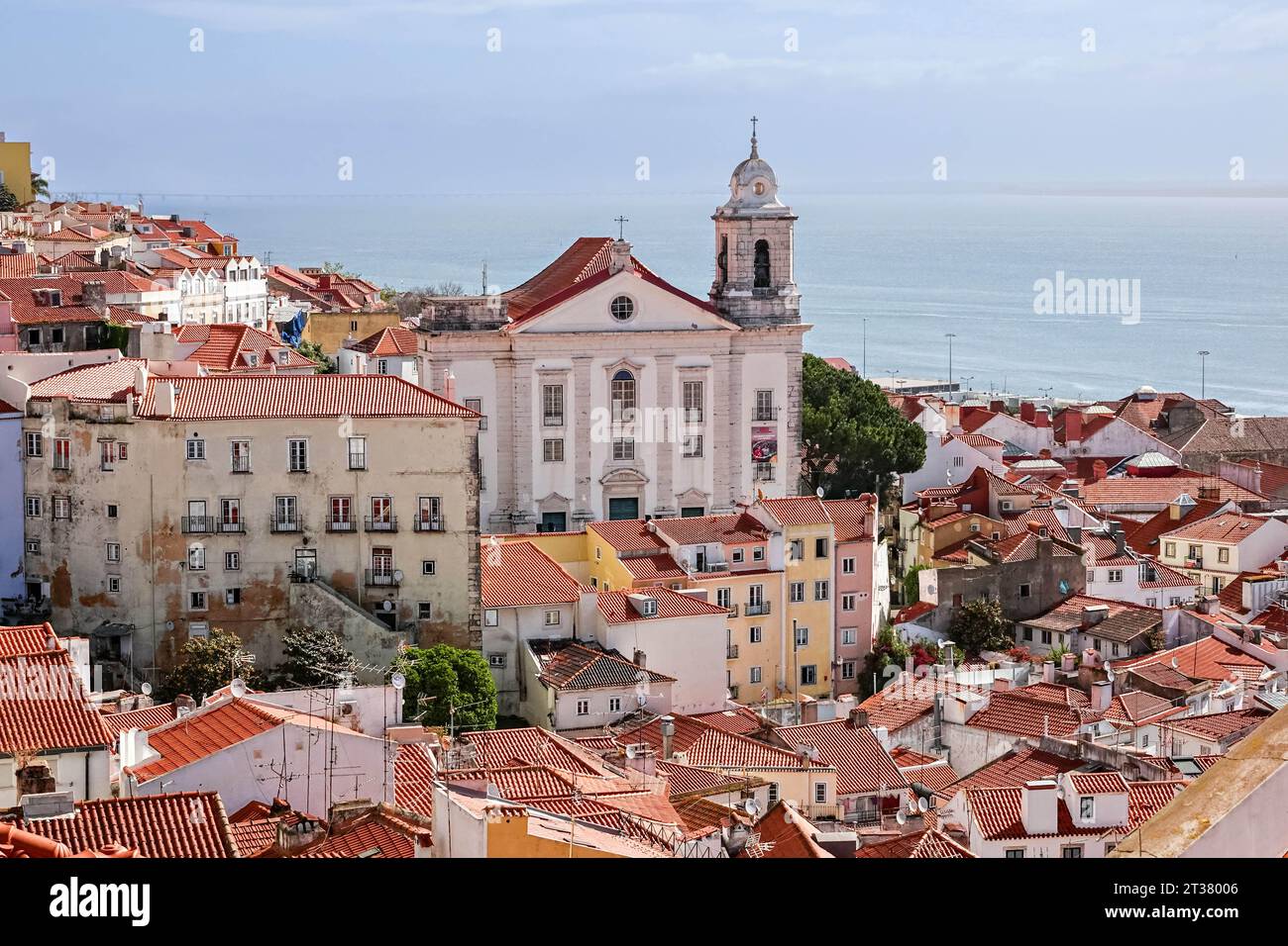 Vue sur l'horizon de l'église Igreja de Santo Estêvão du quartier d'Alfama à Lisbonne, Portugal. Banque D'Images