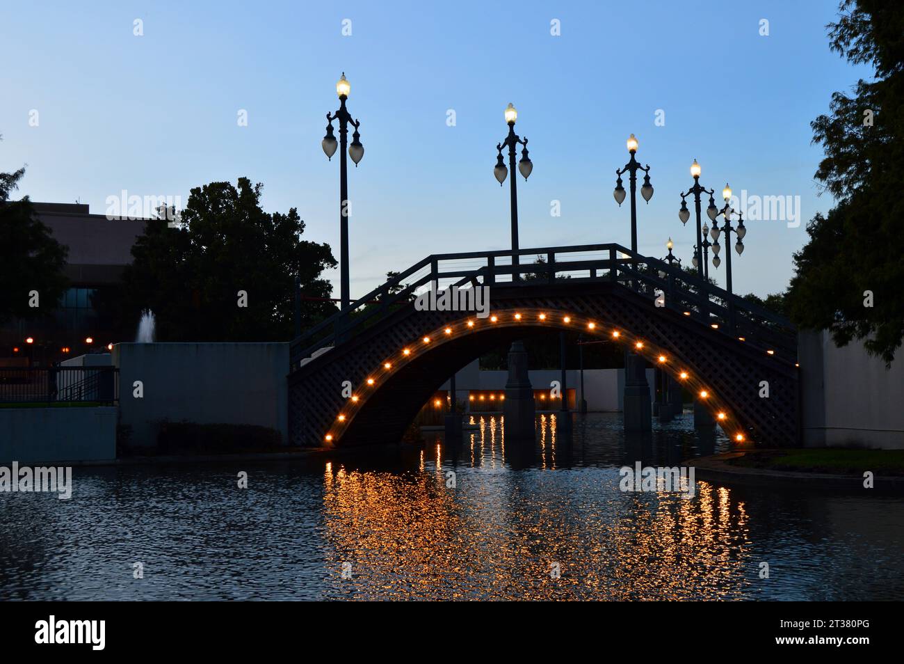 Un pont piétonnier dans le parc Louis Armstrong est illuminé contre le ciel nocturne à la Nouvelle-Orléans Banque D'Images