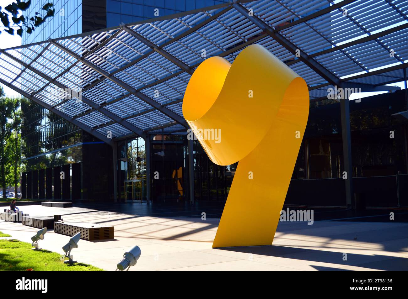 RAM, sculpture d'art moderne jaune de Charles O Perry, se trouve sur une place à l'intérieur d'un parc de bureaux d'affaires à Costa Mesa Banque D'Images