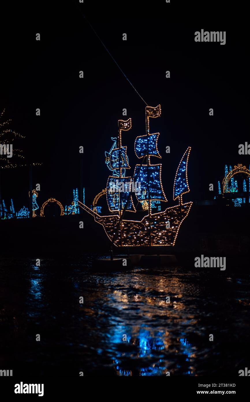 Installations de guirlandes de Noël .navire brillant fait de guirlandes dans l'obscurité.paysage de rue chatoyant sur les rues de nuit.objets de vacances incandescents. Banque D'Images