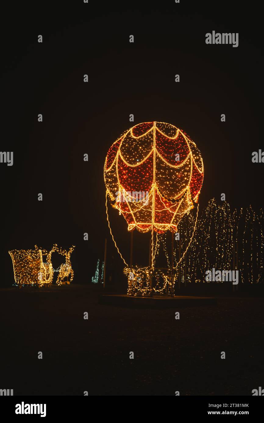 Ballon de Noël, renne avec traîneau fait de guirlandes. Décoration de rue festive de Noël.fond de vacances de Noël. Banque D'Images