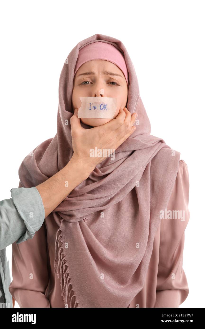 Femme musulmane à la bouche et main de son mari sur fond blanc. Concept de violence domestique Banque D'Images