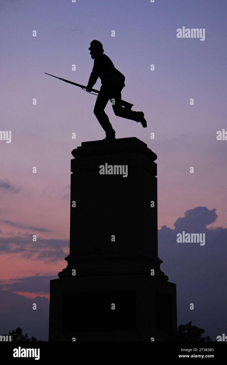 Un mémorial à la First Minnesota Infantry présente une sculpture d'un soldat en charge avec une baïonnette dans le parc militaire national de Gettysburg Banque D'Images